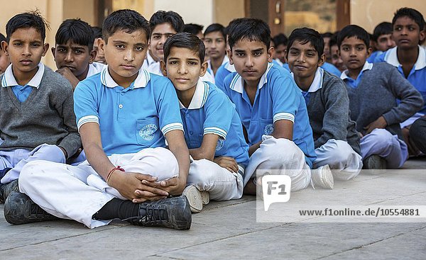 Indian pupils in scool uniform  sitting on the floor  Amer Palace  Jaipur  Rajasthan  India  Asia