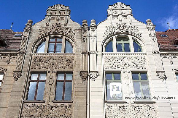 Restaurierte und nicht restaurierte Jugendstilfassade eines Bürgerhauses  um 1900  Görlitz  Oberlausitz  Sachsen  Deutschland  Europa