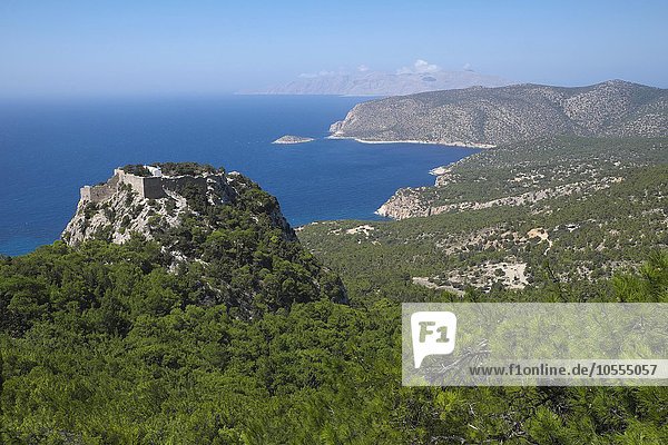 Landschaft bei Monólithos mit Monólithos Castle  Ruine der Johanniterburg  Rhodos  Dodekanes  Griechenland  Europa