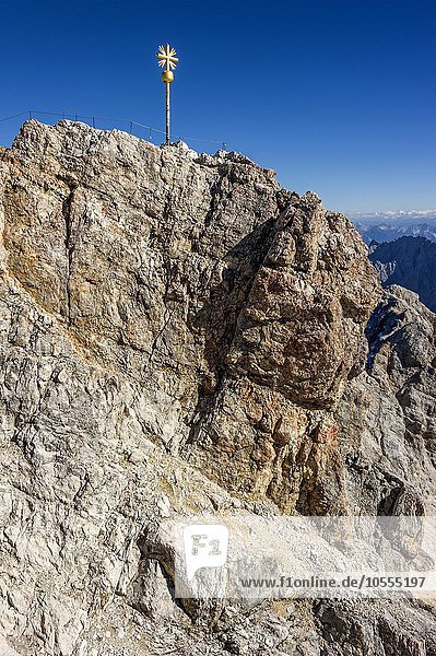Vergoldetes Gipfelkreuz am Gipfel der Zugspitze  Garmisch-Partenkirchen  Wettersteingebirge  Ostalpen  Oberbayern  Bayern  Deutschland  Europa