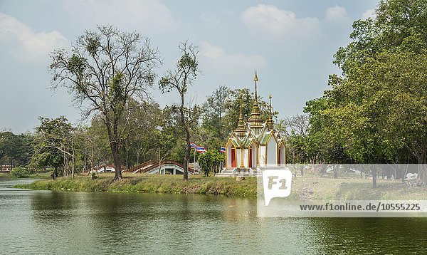 Kleiner Tempel an einem See  Rama Park  Ayutthaya  Thailand  Asien