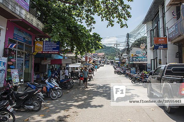 Straße im Ort Mae Haad  Insel Koh Tao  Golf von Thailand  Thailand  Asien