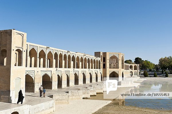 Khaju-Brücke über Fluss Zayandeh Rud  Pol-e Ch?dschu  Isfahan  Iran