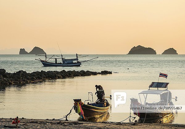 Boote am Strand im Meer bei Sonnenuntergang  dahinter kleine Inseln  Insel Koh Samui  Golf von Thailand  Thailand  Asien