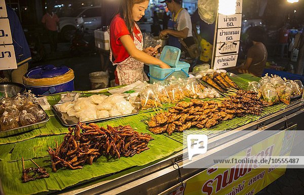 Essensstand  Essen zum Verkauf auf einem Nachtmarkt  Na Thon  Insel Koh Samui  Thailand  Asien