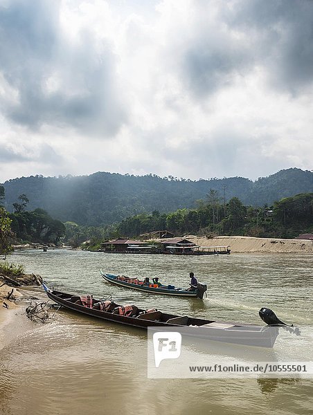 Boote auf dem Fluss Sungai Tembeling,  Regenwald,  Dschungel,  Kuala Tahan,  Taman Negara Nationalpark ,  Malaysia,  Asien