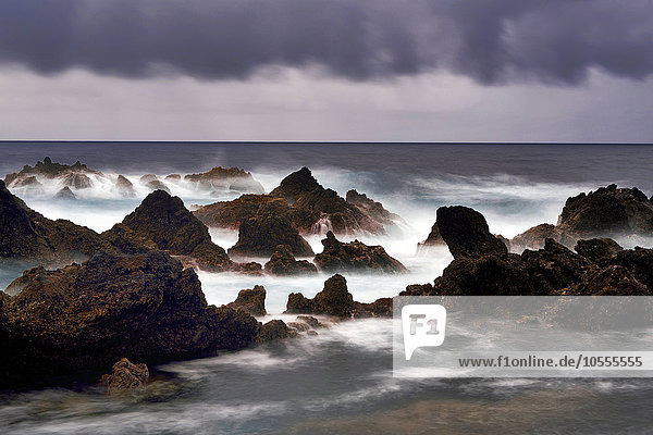 Felsformationen  Lavafelsen im Meer  Westküste  Porto Moniz  Madeira  Portugal  Europa