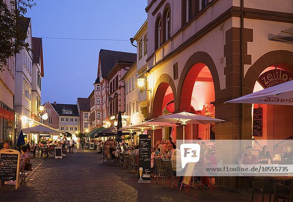 Restaurant in Altstadt am Abend  Karlstadt  Unterfranken  Franken  Bayern  Deutschland  Europa