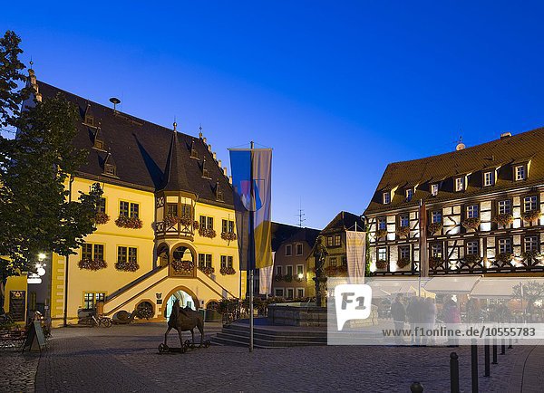 Marktplatz mit Rathaus und Hotel Behringer bei Dämmerung  Volkach  Mainfranken  Unterfranken  Franken  Bayern  Deutschland  Europa