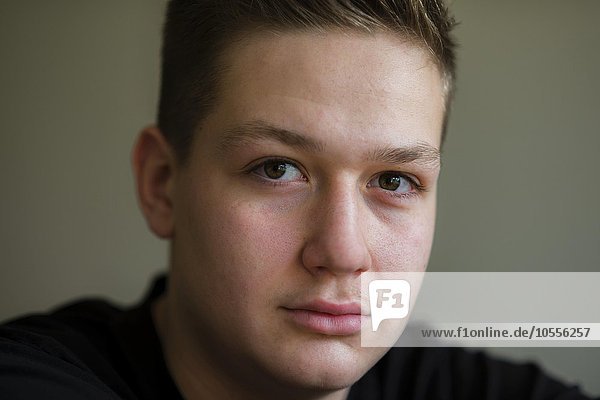 Fünfzehnjähriger Junge  Portrait  nachdenklich  Deutschland  Europa