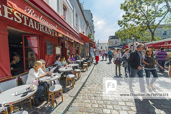Restaurants und Menschen in einer Straße in Montmartre  Paris  Île-de-France  Frankreich  Europa