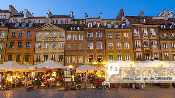 Marktplatz mit vielen Restaurants bei Nacht in der Altstadt  Warschau  Masowien  Polen  Europa