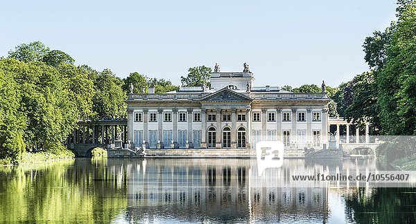 Lazienki Palast mit See und Park auf künstlicher Insel  Warschau  Masowien  Polen  Europa