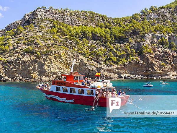 Sightseeing boat on Punta de sa Dent  Andratx  Mallorca  Balearic Islands  Spain  Europe