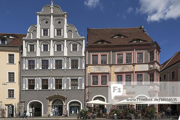 Alte Ratsapotheke mit zwei Sonnenuhren  links das Haus mit Flüsterbogen  Untermarkt  Görlitz  Oberlausitz  Sachsen  Deutschland  Europa