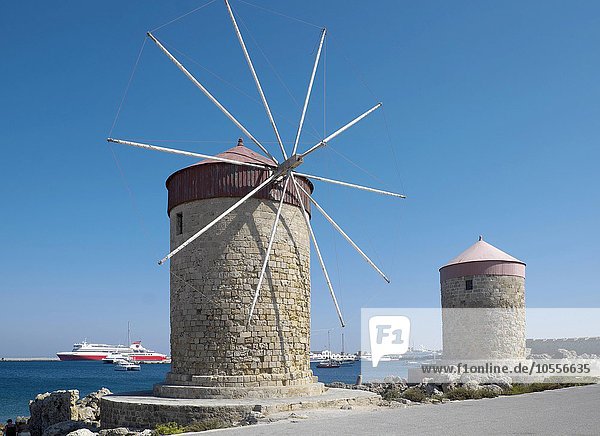 Windmühlen am Mandráki-Hafen  Rhodos-Stadt  Rhodos  Dodekanes  Griechenland  Europa