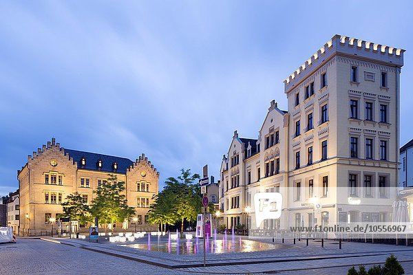 Albertsplatz mit Luther-Volksschule und historischem Wohn- und Geschäftshaus  Coburg  Oberfranken  Bayern  Deutschland  Europa