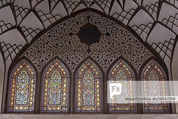 Verzierte bunte Glas-Fenster  altes Bürgerhaus Chane-ye Tabatabayi  Kaschan  Provinz Isfahan  Iran