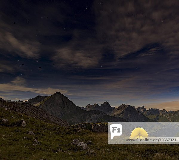 Beleuchtetes Zelt mit Bergpanorama der Lechtaler Alpenbei Sternenhimmel  Gramais  Lechtal  Tirol  Österreich  Europa