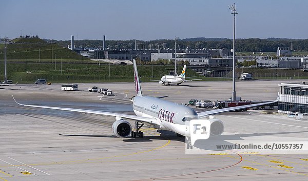 Airbus A350 XWB der Qatar Airways auf der Rollbahn  Flughafen München  Bayern  Deutschland  Europa