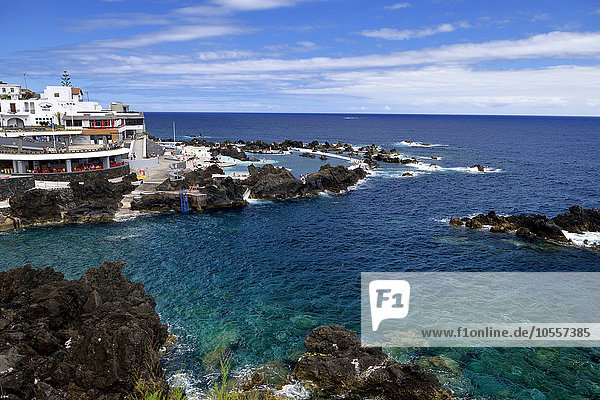 Ferienanlage mit Naturschwimmbad  Porto Moniz  Madeira  Portugal  Europa