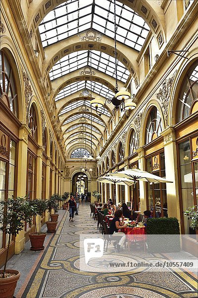 Innenansicht Galerie Vivienne  Ladenpassage mit Besuchern und Geschäften  Paris  Ile de France  Frankreich  Europa