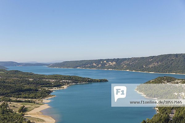 Ausblick auf den Lac de Sainte-Croix  Provence-Alpes-Côte d'Azur  Frankreich  Europa