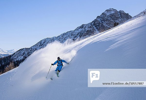 Freerider im tiefverschneiten Gelände  Muttereralmpark  hinten Spitzmandl (2206m)  Nordtirol  Österreich  Europa