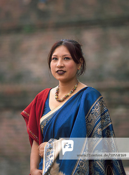Asiatische Frau in traditioneller Kleidung