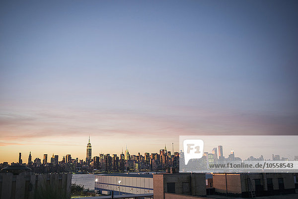 New Yorker Stadtsilhouette bei Sonnenuntergang  New York  Vereinigte Staaten