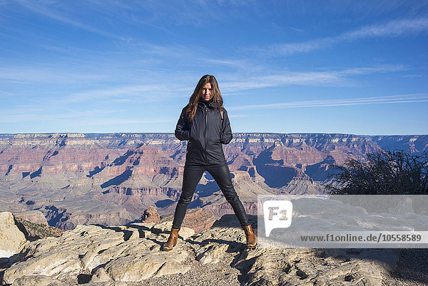 Kaukasische Frau steht über dem Grand Canyon  Arizona  Vereinigte Staaten