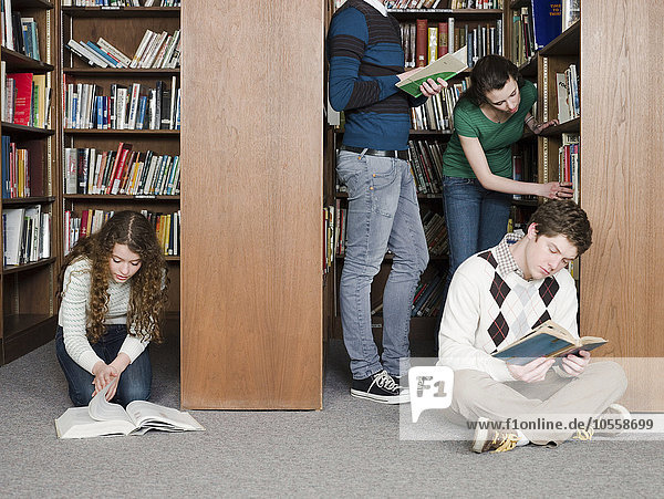 Studenten lesen in der Bibliothek