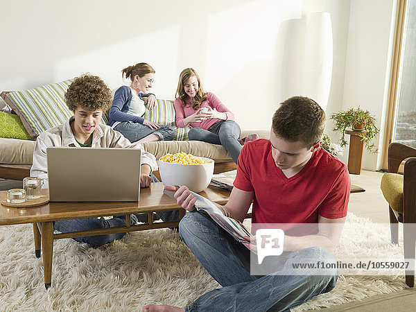 Europäer Freundschaft Entspannung Zimmer Wohnzimmer