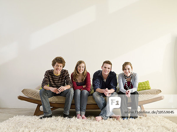 Freunde sitzen auf einem modernen Sofa im Wohnzimmer