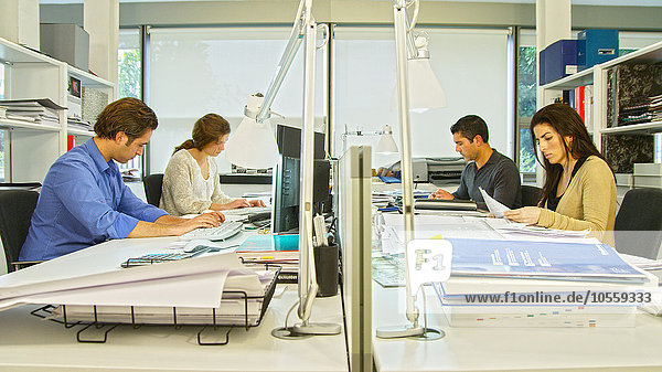 Geschäftsleute arbeiten am Schreibtisch im Büro