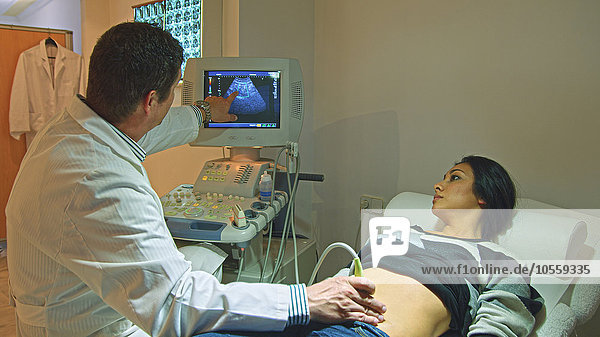 Arzt verwendet Ultraschall bei schwangerer Frau