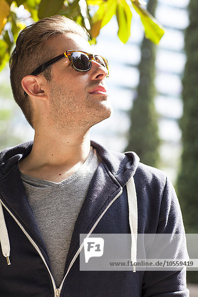 Kaukasischer Mann mit Sonnenbrille im Freien