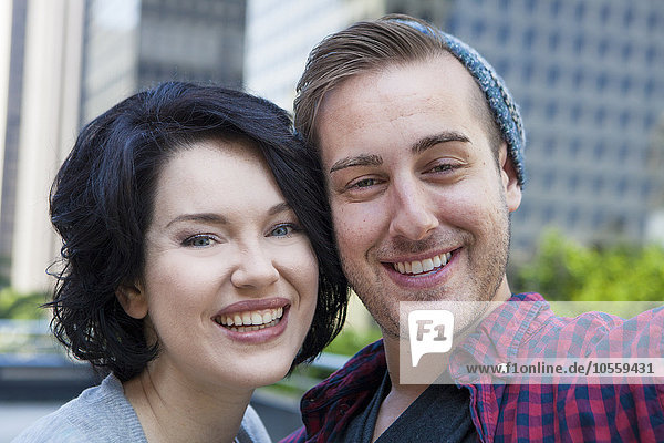 Lächelndes kaukasisches Paar im Freien
