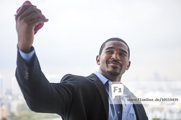 Afroamerikanischer Geschäftsmann macht Selfie mit Handy