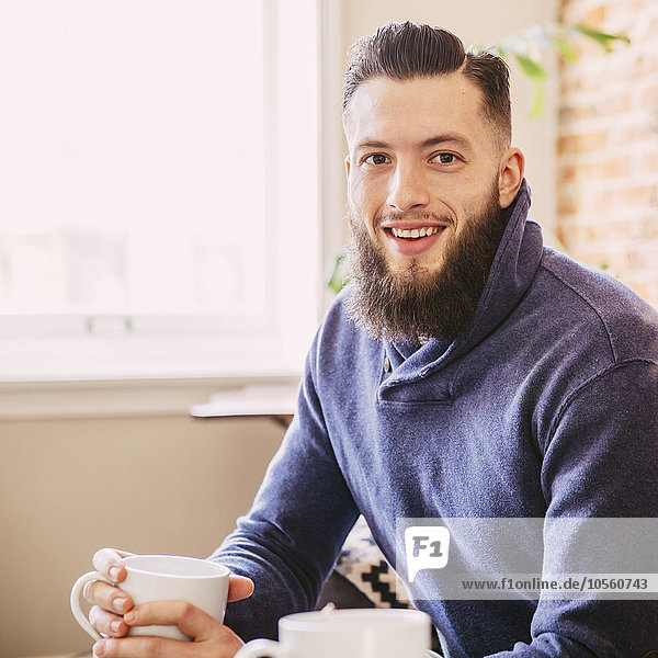 Kaukasischer Mann trinkt Kaffee