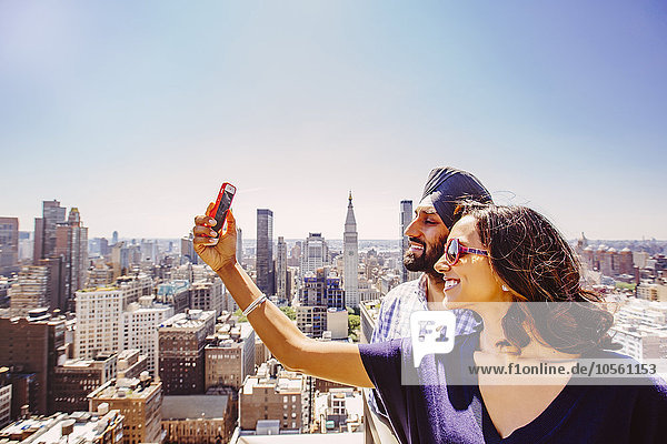 Indisches Paar macht Selfie über New Yorker Stadtlandschaft  New York  Vereinigte Staaten