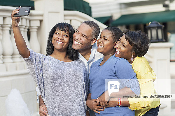 Afroamerikanische Familie macht Selfie in der Stadt