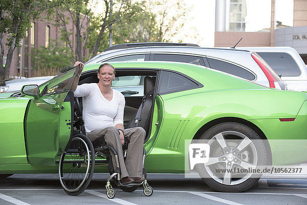 Frau Auto Behinderung klettern Rollstuhl