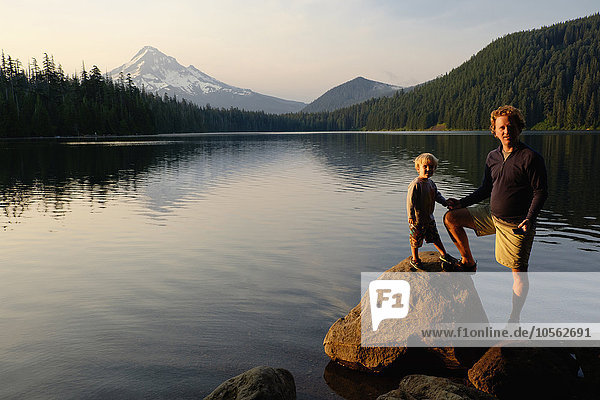 Kaukasischer Vater und Sohn stehen am Lost Lake  Hood River  Oregon  Vereinigte Staaten