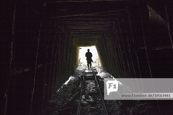 Mann gehen Bergwerk Grube Gruben