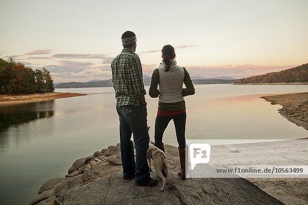 Ehepaar und Hund bewundern abgelegenen See