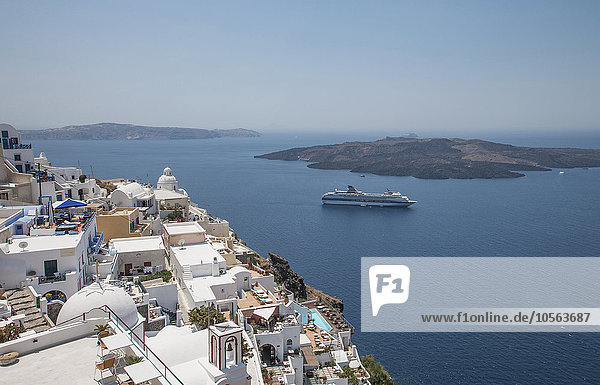 Blick von oben auf ein Kreuzfahrtschiff auf Santorin  Kykladen  Griechenland