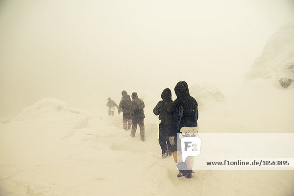 Kaukasische Wanderer auf verschneitem Weg