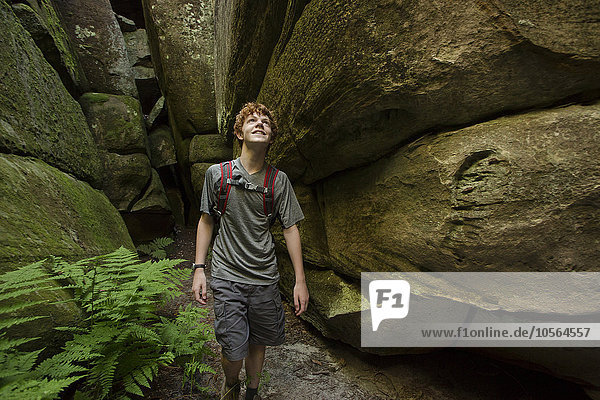 Kaukasischer Jugendlicher erkundet Höhle