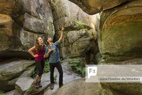 Kaukasisches Paar erkundet Höhle